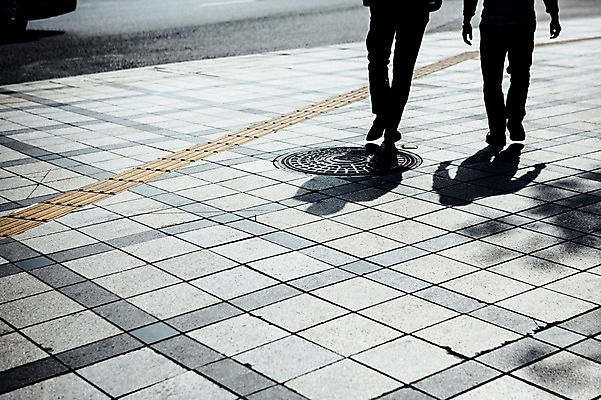 포토 JPG 주간 거리 그림자 야외 두명 도시풍경 도시 보행자 맨홀 국내포토 자연요소 사람 풍경 파일형식