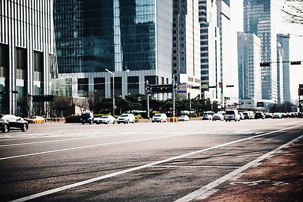 포토 JPG 주간 도로 자동차 사람없음 야외 도시풍경 고층빌딩 도시 빌딩숲 여의도 국내포토 자연요소 길 육상교통 교통시설 서울 풍경 빌딩 파일형식