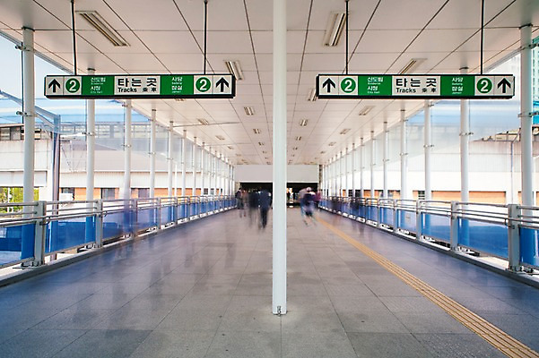 포토 JPG 주간 여러명 야외 도시풍경 도시 보행자 전철 장노출 전철역 국내포토 자연요소 육상교통 다수 대중교통 촬영기법 사람 풍경 역 파일형식