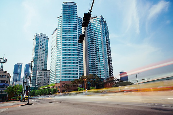 포토 JPG 주간 도로 사람없음 야외 도시풍경 고층빌딩 도시 신호등 장노출 국내포토 자연요소 길 교통시설 촬영기법 풍경 빌딩 파일형식