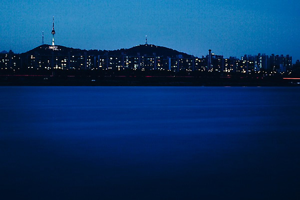 포토 JPG 야경 사람없음 야외 도시풍경 도시 한강 장노출 남산 남산타워 국내포토 서울 촬영기법 풍경 야간 랜드마크 파일형식 풍경_경치