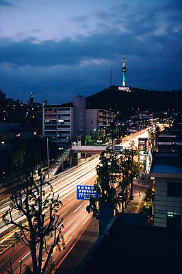포토 JPG 도로 야경 사람없음 야외 도시풍경 도시 장노출 남산 남산타워 국내포토 길 교통시설 서울 촬영기법 풍경 야간 랜드마크 파일형식 풍경_경치