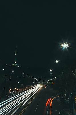 포토 JPG 도로 야경 사람없음 야외 빛 도시풍경 도시 장노출 남산 남산타워 국내포토 길 교통시설 서울 촬영기법 풍경 야간 랜드마크 파일형식 풍경_경치