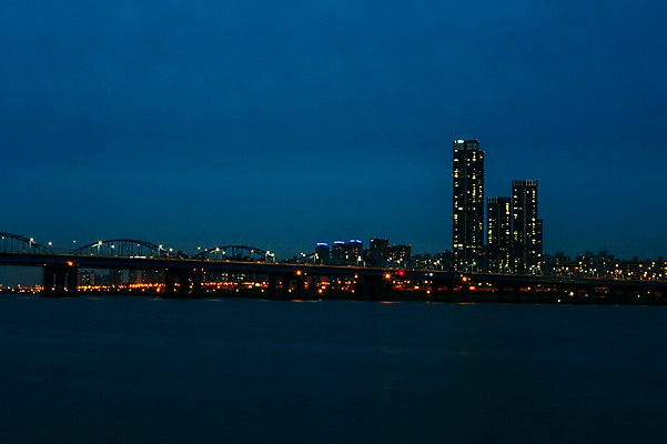 포토 JPG 야경 빌딩 사람없음 야외 도시풍경 다리 도시 한강 장노출 국내포토 서울 촬영기법 풍경 건물 신체부위 야간 랜드마크 파일형식 풍경_경치