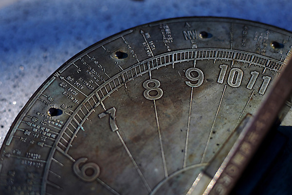 포토 JPG 시계 전통소품 근접촬영 사람없음 아웃포커스 숫자 일본 골동품 오브젝트 해시계 국내포토 문자 전통 아시아 뷰포인트 촬영기법 파일형식