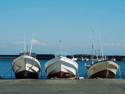 포토 JPG 주간 구름 하늘 풍경 사람없음 야외 항구 일본 어선 정박 국내포토 자연요소 아시아 배_교통 교통시설 파일형식