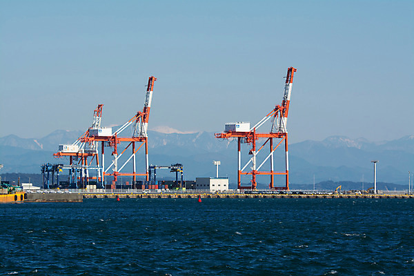 포토 JPG 주간 하늘 산 풍경 사람없음 야외 항구 일본 포크레인 무역항 국내포토 자연요소 아시아 교통시설 중장비 무역 파일형식