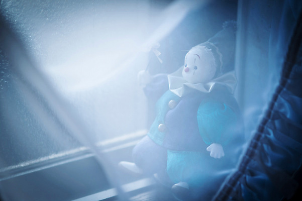 포토 JPG 창문 실내 사람없음 아웃포커스 피에로 오브젝트 삐에로인형 국내포토 인형 촬영기법 내부 파일형식