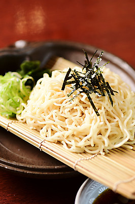 포토 JPG 그릇 음식 근접촬영 사람없음 아웃포커스 면류 김 우동 김밥말이 일본음식 국내포토 식기 뷰포인트 주방용품 촬영기법 해조류 파일형식