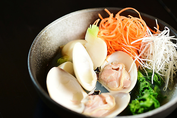 포토 JPG 그릇 음식 조개 근접촬영 사람없음 당근 조개탕 일본음식 국내포토 식기 뷰포인트 어패류 뿌리채소 탕 파일형식