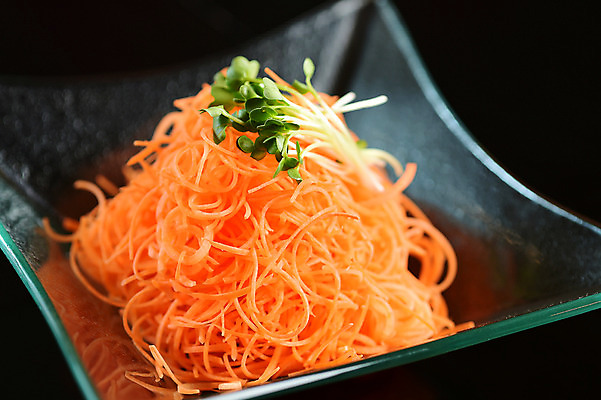 포토 JPG 접시 음식 채소 근접촬영 사람없음 아웃포커스 당근 무순 일본음식 채썰기 국내포토 식기 뷰포인트 뿌리채소 촬영기법 자르기 새싹채소 파일형식