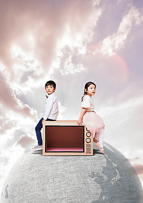 전신 PSD 구름 편집 편집이미지 어린이교육 교육 지구 어린이 하늘 앉기 소녀 소년 두명 옆모습 텔레비전 한국인 이미지편집 자연요소 여자 남자 뷰포인트 모션 사람 동양인 전자제품 파일형식