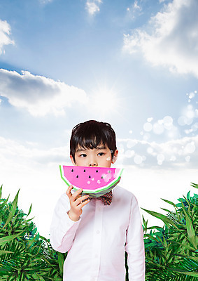 PSD 구름 편집 편집이미지 음식 잎 하늘 수박 한명 들기 소년 상반신 한국인 이미지편집 자연요소 식물 1 남자 어린이 과일 모션 사람 동양인 파일형식