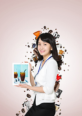 PSD 편집 편집이미지 여자 커피 음식 빨대 한명 웃음 들기 상반신 20대 성인 옆모습 컵 태블릿 한국인 원두 비즈니스우먼 커피잔 아이스커피 이미지편집 1 식기 음료 뷰포인트 비즈니스 모션 잔 표정 사람 동양인 청년 전자제품 스마트기기 직장인 파일형식