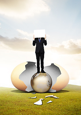 PSD 구름 편집 편집이미지 배너 남자 지구 비즈니스 하늘 한명 서기 들기 성인 계란 손상 비즈니스맨 부화 이미지편집 자연요소 1 컨셉 모션 사람 알 직장인 파일형식