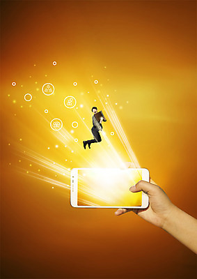 전신 PSD 편집 편집이미지 손 남자 비즈니스 한명 들기 20대 성인 빛 스마트폰 디지털 점프 비즈니스맨 일본인 이미지편집 외국인 1 모션 사람 동양인 청년 신체부위 핸드폰 스마트기기 직장인 파일형식