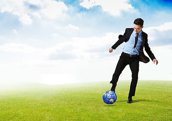 전신 PSD 구름 편집 편집이미지 남자 비즈니스 축구공 하늘 한명 서기 잔디 20대 성인 축구 한국인 비즈니스맨 드리블 이미지편집 자연요소 식물 1 공 축구용품 모션 사람 동양인 청년 구기 직장인 파일형식