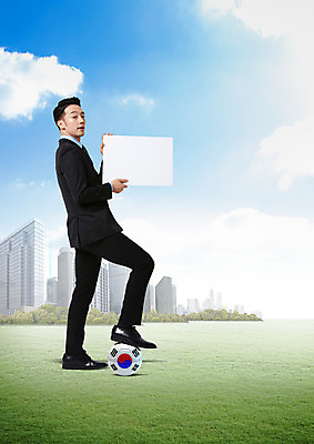 전신 PSD 구름 편집 편집이미지 배너 남자 비즈니스 축구공 하늘 한명 서기 들기 빌딩 잔디 20대 성인 옆모습 한국인 비즈니스맨 태극기 밟기 이미지편집 자연요소 식물 1 뷰포인트 공 축구용품 모션 사람 동양인 청년 건물 직장인 국기 파일형식