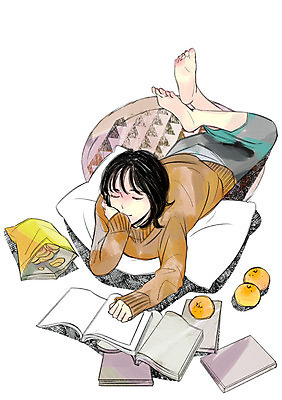 전신 PSD 라이프스타일 여자 엎드리기 일러스트 베개 휴식 귤 한명 성인 취미 책 독서 턱괴기 감자칩 안식처 국내일러스트 1 컨셉 과일 침구 모션 사람 생활 과자 칩_음식 파일형식