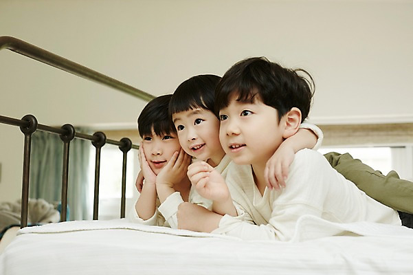 포토 JPG 어린이라이프 어린이 엎드리기 어깨동무 실내 소년 상반신 옆모습 세명 턱괴기 다정 침실 한국인 침대 즐거움 형제 천진난만 소년만 국내포토 라이프스타일 남자 감정 뷰포인트 포즈 가구 컨셉 가족 모션 사람 동양인 내부 남자만 어린이만 파일형식