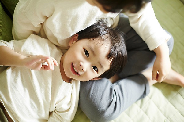 포토 JPG 전신 어린이라이프 어린이 실내 미소 앉기 소년 상반신 두명 앞모습 눕기 다정 침실 한국인 침대 즐거움 형제 천진난만 소년만 국내포토 라이프스타일 남자 감정 뷰포인트 가구 컨셉 가족 모션 표정 사람 동양인 내부 남자만 어린이만 파일형식