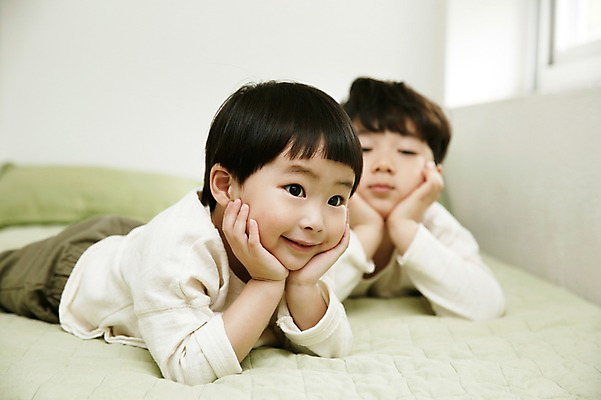 포토 JPG 응시 어린이라이프 어린이 엎드리기 실내 소년 상반신 두명 앞모습 턱괴기 침실 한국인 침대 호기심 형제 천진난만 소년만 국내포토 라이프스타일 시선 남자 감정 뷰포인트 가구 컨셉 가족 모션 사람 동양인 내부 남자만 어린이만 파일형식