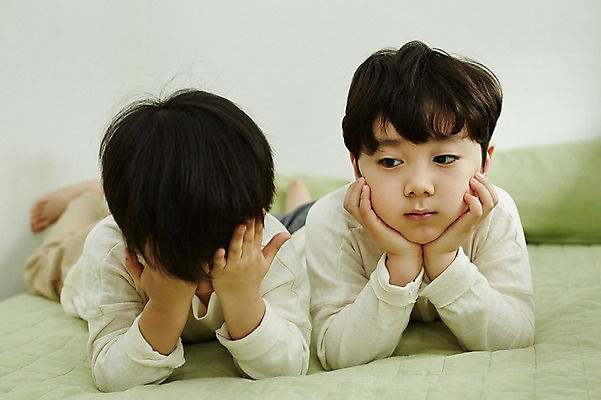 포토 JPG 전신 어린이라이프 어린이 엎드리기 실내 소년 두명 앞모습 턱괴기 침실 한국인 침대 고민 형제 천진난만 소년만 국내포토 라이프스타일 남자 감정 뷰포인트 가구 컨셉 가족 모션 사람 동양인 내부 남자만 어린이만 파일형식