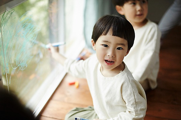 포토 JPG 어린이라이프 어린이 실내 미소 앉기 소년 상반신 두명 펜 한국인 낙서 창가 즐거움 형제 천진난만 소년만 국내포토 라이프스타일 남자 감정 컨셉 창문 가족 모션 표정 사람 동양인 내부 필기구 남자만 어린이만 파일형식