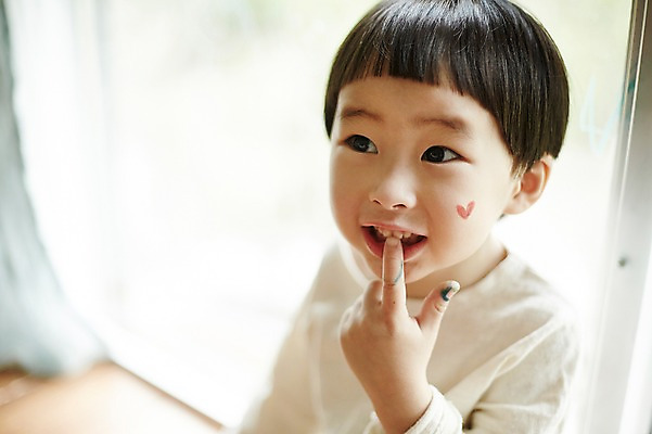 포토 JPG 어린이라이프 어린이 실내 한명 미소 앉기 손짓 소년 상반신 앞모습 한국인 하트 즐거움 천진난만 소년만 국내포토 모양 1 라이프스타일 남자 감정 뷰포인트 컨셉 모션 표정 사람 동양인 내부 남자만 어린이만 파일형식
