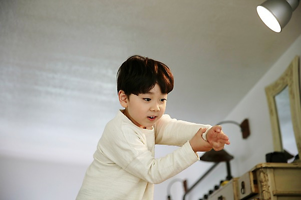 포토 JPG 어린이라이프 어린이 놀이 실내 한명 미소 소년 상반신 앞모습 한국인 즐거움 손모양 천진난만 총놀이 소년만 국내포토 모양 1 라이프스타일 남자 감정 뷰포인트 컨셉 표정 사람 동양인 내부 남자만 어린이만 파일형식 손_신체부위