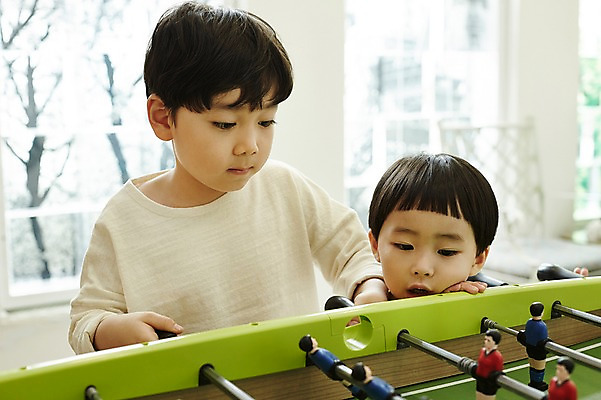 포토 JPG 어린이라이프 어린이 놀이 실내 서기 소년 상반신 두명 앞모습 장난감 한국인 집중 형제 천진난만 축구게임 소년만 국내포토 라이프스타일 남자 뷰포인트 컨셉 가족 모션 사람 동양인 내부 게임 남자만 어린이만 파일형식