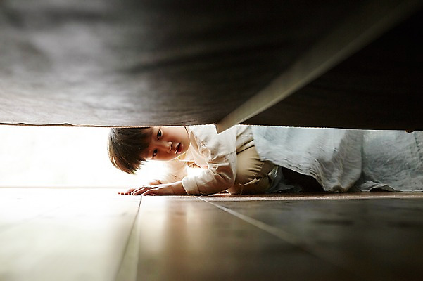 포토 JPG 전신 어린이라이프 어린이 엎드리기 실내 한명 소년 앞모습 침실 한국인 아래 호기심 찾기 천진난만 소년만 국내포토 1 라이프스타일 남자 감정 뷰포인트 컨셉 모션 사람 동양인 내부 방향 위치 남자만 어린이만 파일형식