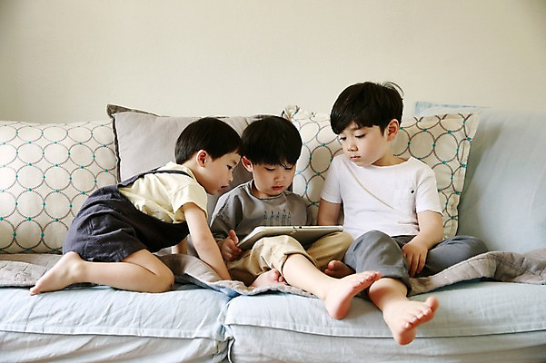 포토 JPG 전신 어린이라이프 어린이 거실 실내 들기 앉기 소년 앞모습 옆모습 세명 소파 태블릿 한국인 집중 형제 천진난만 소년만 국내포토 라이프스타일 남자 뷰포인트 컨셉 의자 가족 모션 사람 동양인 내부 전자제품 스마트기기 남자만 어린이만 파일형식