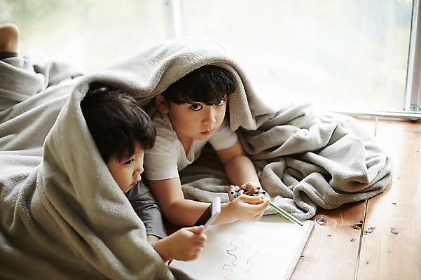 포토 JPG 어린이라이프 어린이 엎드리기 놀이 색연필 실내 소년 두명 이불 한국인 스케치북 그림 형제 뒤집어쓰기 천진난만 소년만 국내포토 라이프스타일 남자 컨셉 가족 침구 모션 학용품 사람 동양인 내부 남자만 어린이만 파일형식