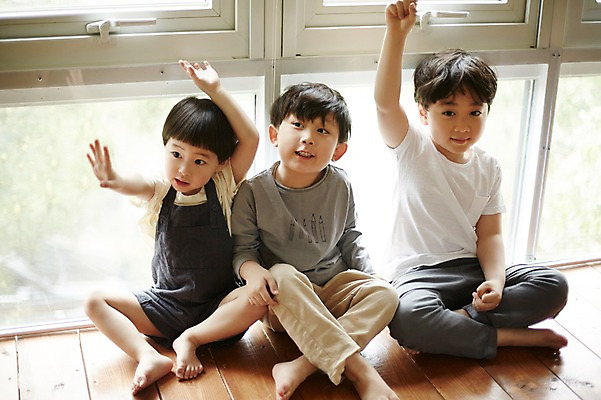 포토 JPG 전신 어린이라이프 어린이 실내 앉기 소년 앞모습 세명 손들기 한국인 발표 창가 즐거움 형제 천진난만 소년만 국내포토 라이프스타일 남자 감정 뷰포인트 컨셉 창문 가족 모션 사람 동양인 내부 남자만 어린이만 파일형식
