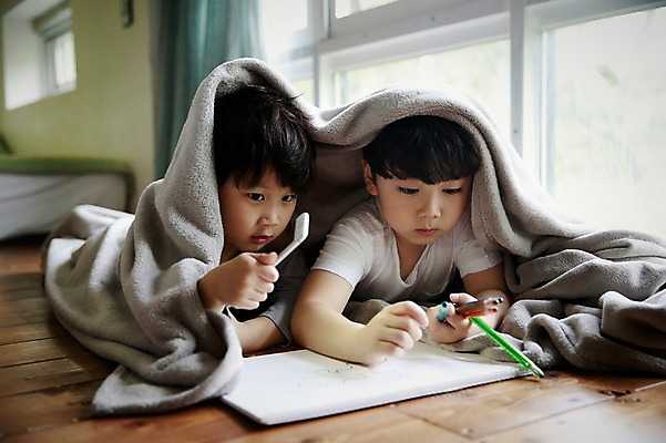 포토 JPG 어린이라이프 어린이 엎드리기 놀이 색연필 실내 소년 두명 앞모습 이불 한국인 스케치북 형제 뒤집어쓰기 천진난만 소년만 국내포토 라이프스타일 남자 뷰포인트 컨셉 가족 침구 모션 학용품 사람 동양인 내부 남자만 어린이만 파일형식