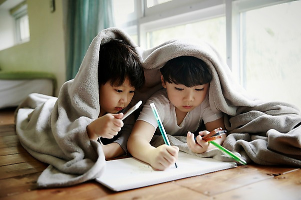 포토 JPG 어린이라이프 어린이 엎드리기 놀이 색연필 실내 소년 두명 앞모습 이불 한국인 스케치북 형제 뒤집어쓰기 천진난만 소년만 국내포토 라이프스타일 남자 뷰포인트 컨셉 가족 침구 모션 학용품 사람 동양인 내부 남자만 어린이만 파일형식