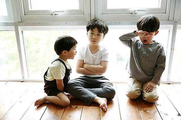 포토 JPG 전신 어린이라이프 어린이 실내 앉기 소년 앞모습 세명 팔짱 한국인 분노 울음 창가 싸움 형제 삐침 천진난만 소년만 국내포토 라이프스타일 남자 감정 뷰포인트 컨셉 창문 가족 모션 표정 사람 동양인 내부 남자만 어린이만 파일형식