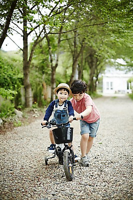 포토 JPG 주간 전신 어린이라이프 어린이 서기 소년 야외 두명 앞모습 야외활동 자전거 한국인 가르침 승차 숲 즐거움 밀짚모자 형제 천진난만 소년만 국내포토 자연요소 모자_잡화 라이프스타일 교육 남자 감정 뷰포인트 컨셉 가족 모션 사람 동양인 바이크 남자만 어린이만 파일형식