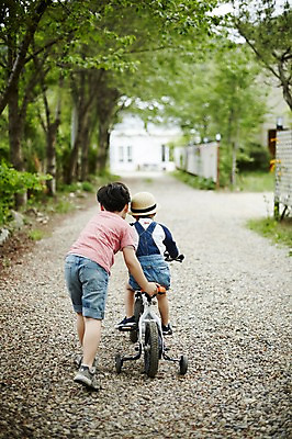 포토 JPG 주간 전신 어린이라이프 어린이 서기 소년 야외 두명 뒷모습 야외활동 자전거 한국인 도움 밀기 승차 숲 즐거움 밀짚모자 형제 천진난만 소년만 국내포토 자연요소 모자_잡화 라이프스타일 남자 감정 뷰포인트 컨셉 가족 모션 사람 동양인 바이크 남자만 어린이만 파일형식