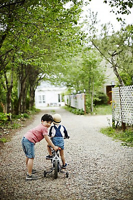 포토 JPG 주간 전신 어린이라이프 어린이 서기 소년 야외 두명 뒷모습 야외활동 자전거 한국인 도움 밀기 승차 숲 즐거움 밀짚모자 형제 천진난만 소년만 국내포토 자연요소 모자_잡화 라이프스타일 남자 감정 뷰포인트 컨셉 가족 모션 사람 동양인 바이크 남자만 어린이만 파일형식