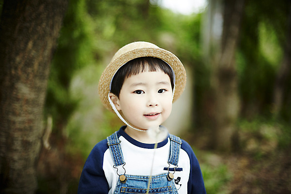 포토 JPG 주간 어린이라이프 어린이 한명 서기 들기 소년 상반신 야외 앞모습 야외활동 한국인 숲 불기 밀짚모자 민들레홀씨 천진난만 소년만 국내포토 자연요소 모자_잡화 1 라이프스타일 남자 뷰포인트 컨셉 모션 사람 동양인 민들레 남자만 어린이만 파일형식