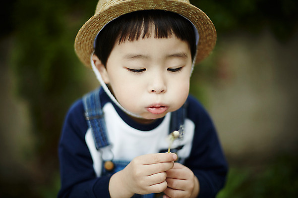 포토 JPG 주간 어린이라이프 어린이 한명 서기 들기 소년 상반신 야외 앞모습 야외활동 한국인 숲 불기 밀짚모자 민들레홀씨 천진난만 소년만 국내포토 자연요소 모자_잡화 1 라이프스타일 남자 뷰포인트 컨셉 모션 사람 동양인 민들레 남자만 어린이만 파일형식