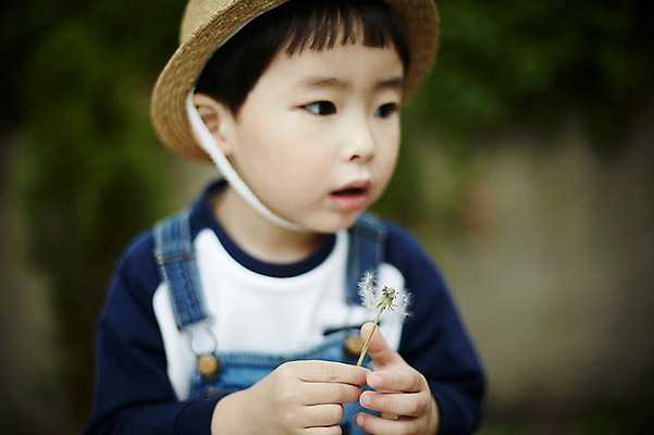 포토 JPG 주간 어린이라이프 어린이 한명 서기 들기 소년 상반신 야외 앞모습 야외활동 한국인 숲 불기 밀짚모자 민들레홀씨 천진난만 소년만 국내포토 자연요소 모자_잡화 1 라이프스타일 남자 뷰포인트 컨셉 모션 사람 동양인 민들레 남자만 어린이만 파일형식