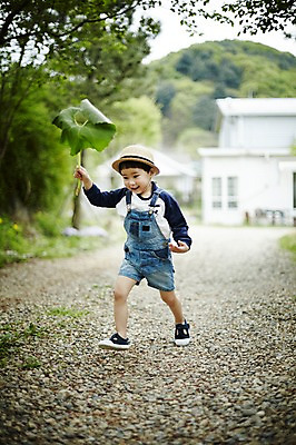 포토 JPG 주간 전신 어린이라이프 어린이 나뭇잎 한명 미소 들기 소년 야외 앞모습 달리기 야외활동 한국인 숲 즐거움 천진난만 소년만 국내포토 자연요소 1 라이프스타일 남자 감정 뷰포인트 컨셉 잎 모션 표정 사람 동양인 남자만 어린이만 파일형식