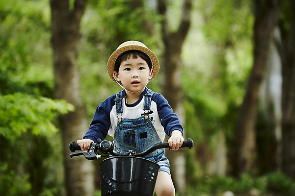 포토 JPG 주간 어린이라이프 어린이 한명 소년 상반신 야외 앞모습 야외활동 자전거 한국인 승차 숲 밀짚모자 천진난만 소년만 국내포토 자연요소 모자_잡화 1 라이프스타일 남자 뷰포인트 컨셉 모션 사람 동양인 바이크 남자만 어린이만 파일형식