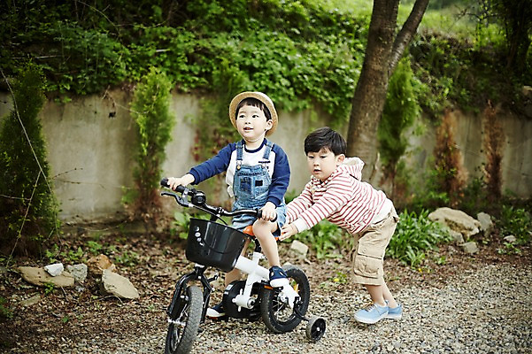포토 JPG 주간 전신 어린이라이프 어린이 서기 소년 야외 두명 앞모습 야외활동 자전거 한국인 가르침 승차 숲 즐거움 밀짚모자 형제 천진난만 소년만 국내포토 자연요소 모자_잡화 라이프스타일 교육 남자 감정 뷰포인트 컨셉 가족 모션 사람 동양인 바이크 남자만 어린이만 파일형식
