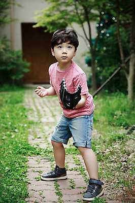 포토 JPG 주간 전신 어린이라이프 어린이 한명 서기 소년 야외 앞모습 야외활동 한국인 야구글러브 숲 즐거움 야구공 천진난만 캐치볼 소년만 국내포토 자연요소 1 라이프스타일 남자 감정 뷰포인트 컨셉 공 모션 사람 동양인 야구 야구용품 글러브 남자만 어린이만 파일형식