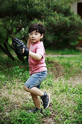 포토 JPG 주간 전신 어린이라이프 어린이 한명 서기 소년 야외 앞모습 야외활동 한국인 야구글러브 숲 즐거움 야구공 천진난만 캐치볼 소년만 국내포토 자연요소 1 라이프스타일 남자 감정 뷰포인트 컨셉 공 모션 사람 동양인 야구 야구용품 글러브 남자만 어린이만 파일형식