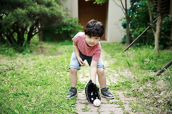 포토 JPG 주간 전신 어린이라이프 어린이 한명 서기 소년 야외 앞모습 야외활동 한국인 야구글러브 숲 즐거움 야구공 천진난만 캐치볼 소년만 국내포토 자연요소 1 라이프스타일 남자 감정 뷰포인트 컨셉 공 모션 사람 동양인 야구 야구용품 글러브 남자만 어린이만 파일형식